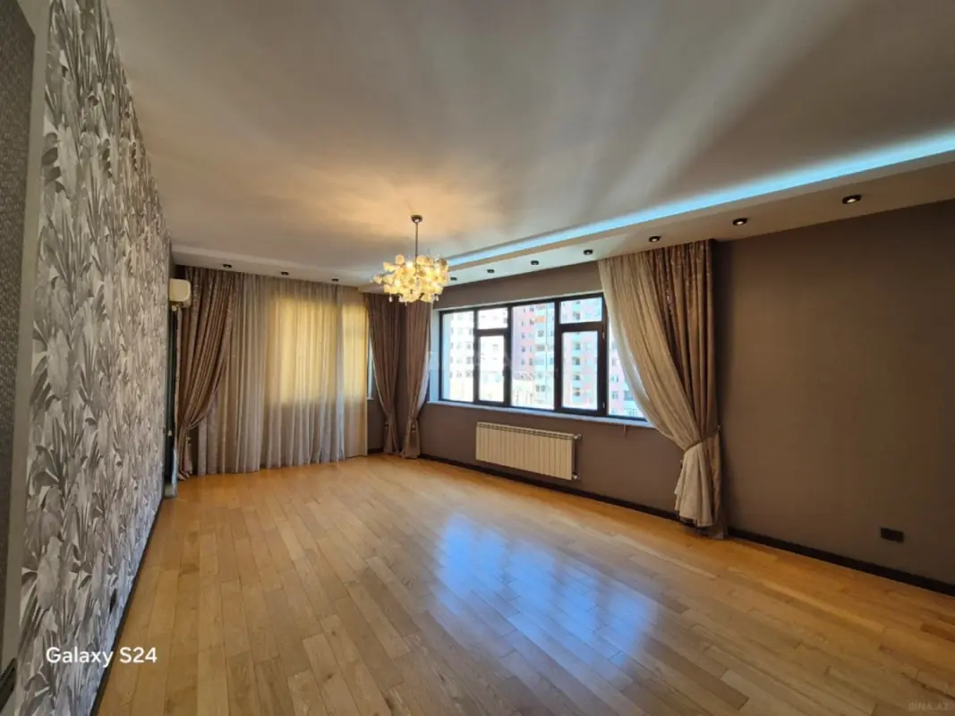 Satılır 3 otaqlı mənzil 135 m²