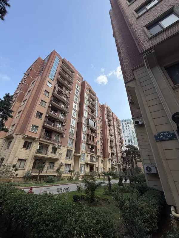 Satılır 4 otaqlı mənzil 181 m²