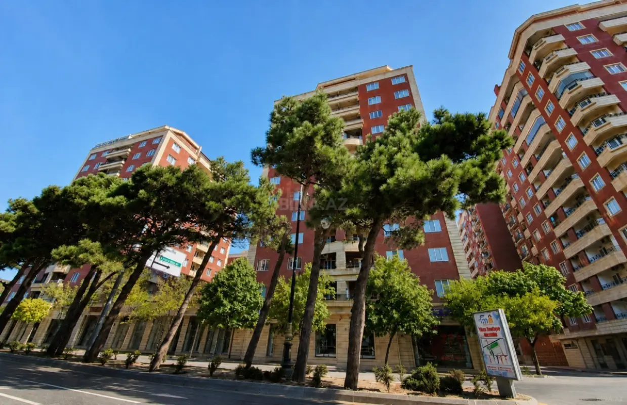 Satılır 8 otaqlı mənzil 475 m²