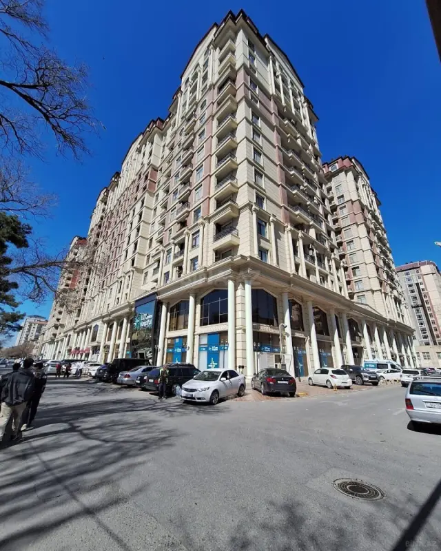 Satılır 4 otaqlı mənzil 250 m²