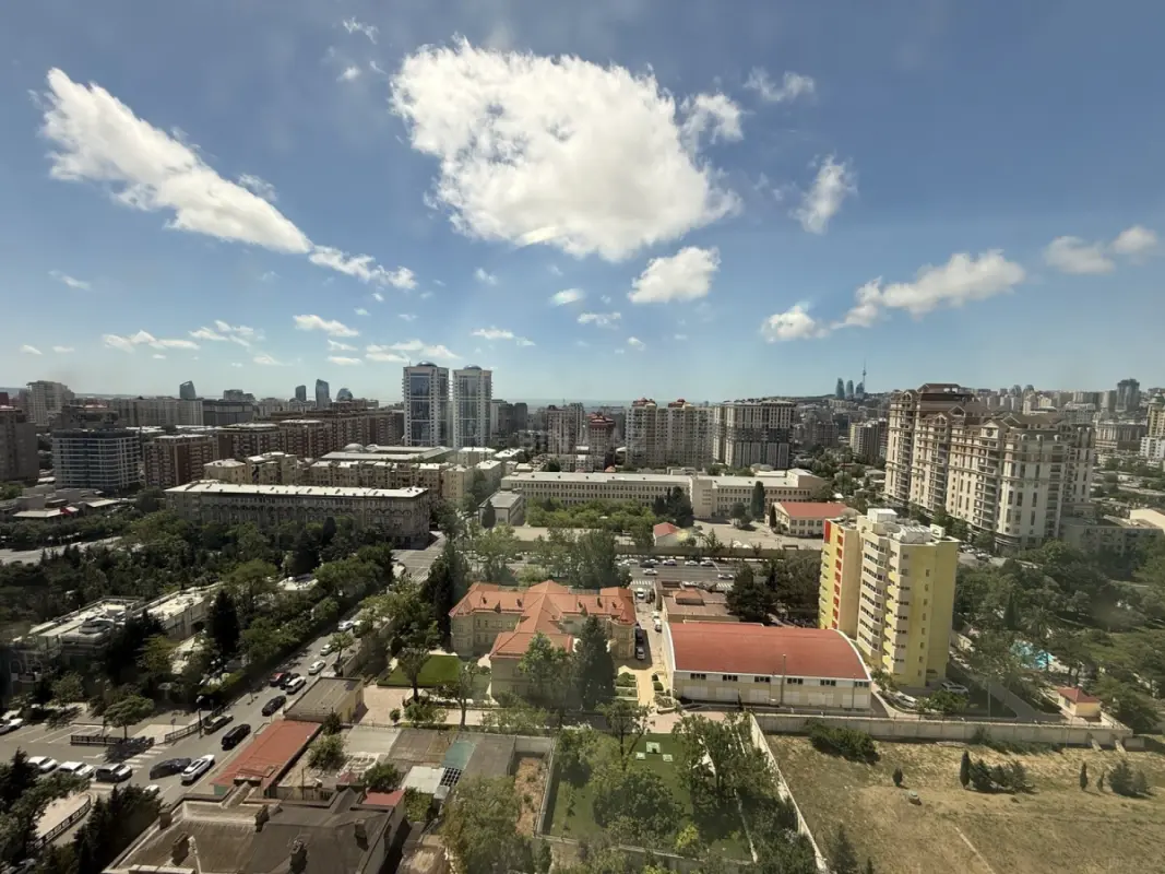 Satılır 4 otaqlı mənzil 230 m²