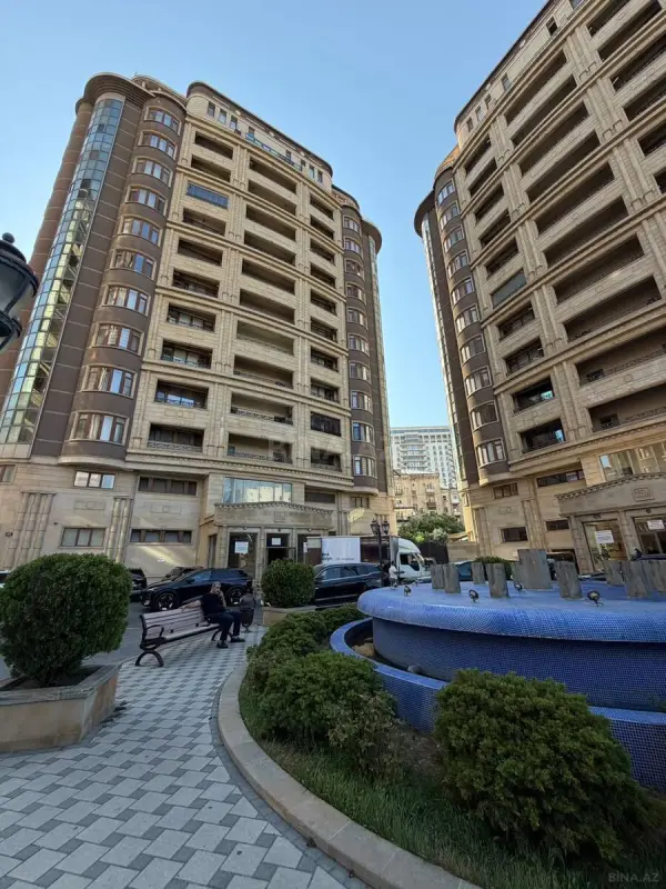 Satılır 3 otaqlı mənzil 156 m²