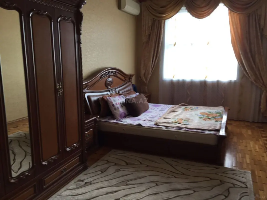 Satılır 3 otaqlı mənzil 135 m²