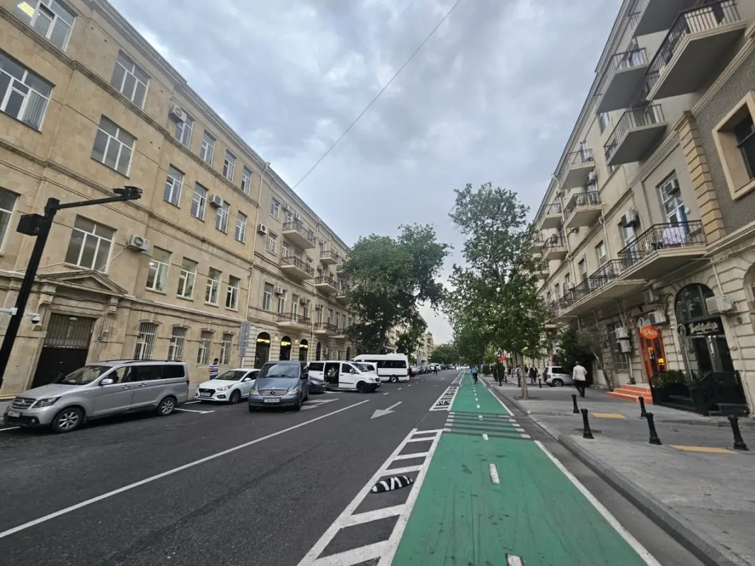 Satılır 4 otaqlı mənzil 145 m²