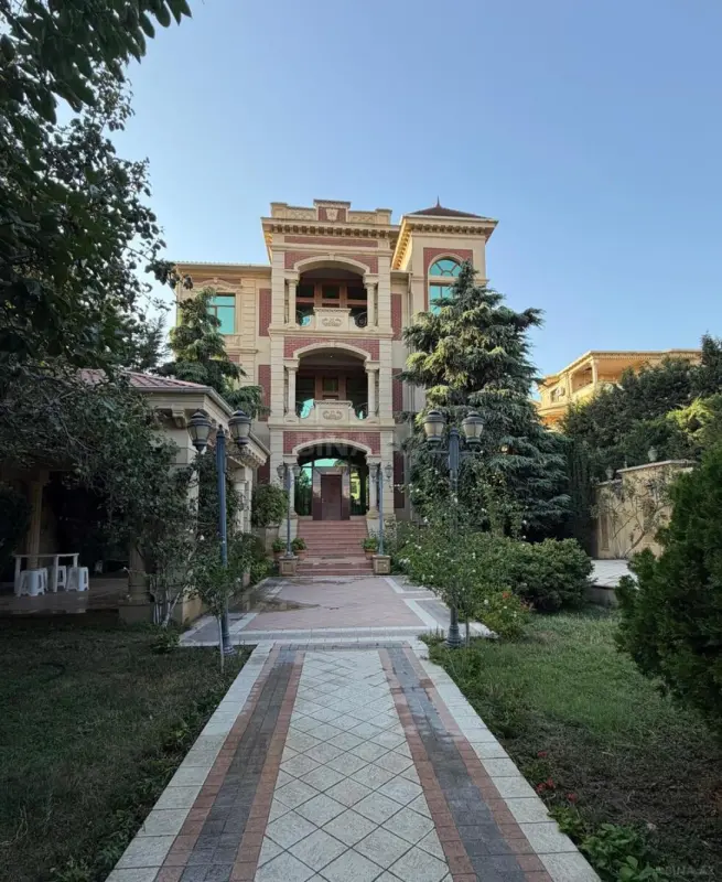 Satılır 11 otaqlı həyət evi 450 m²