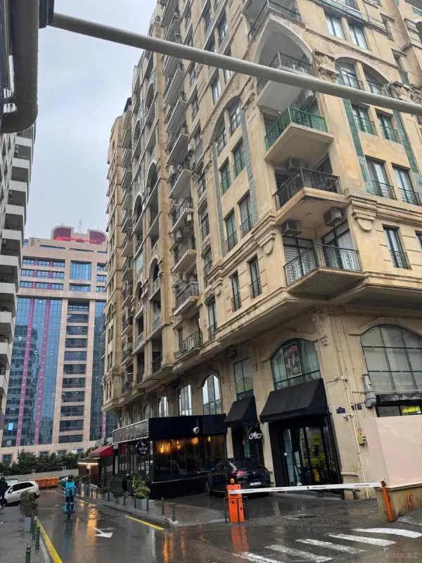 Satılır 4 otaqlı mənzil 213 m²