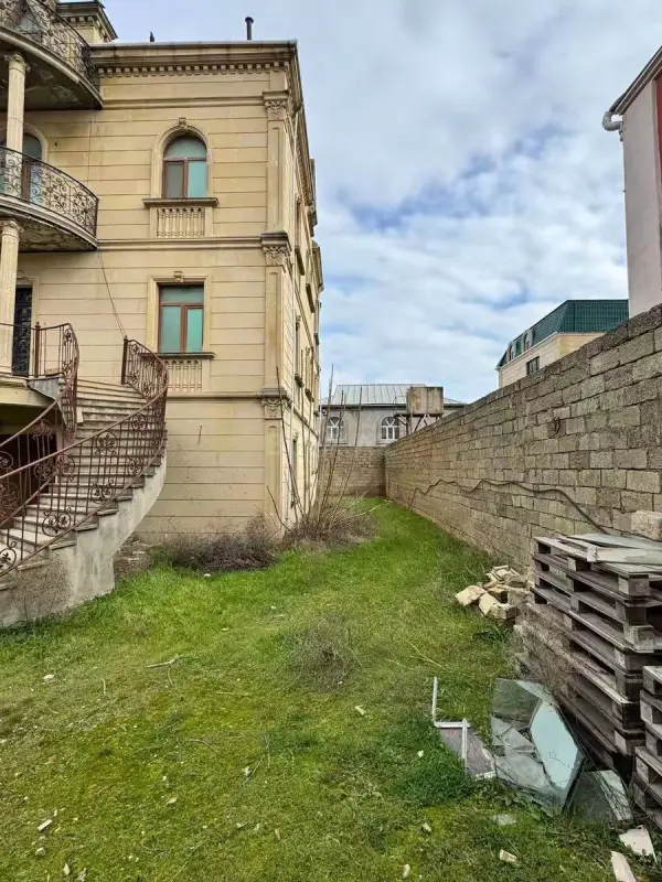 Satılır 9 otaqlı həyət evi 680 m²