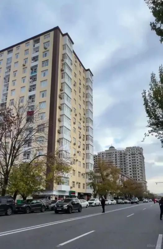 Satılır 4 otaqlı mənzil 185 m²