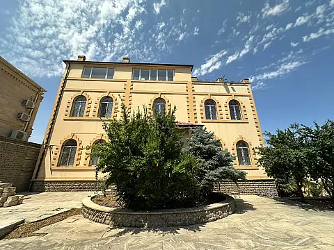 Kirayə verilir 10 otaqlı həyət evi 1340 m² — Bakı, Badamdar 10 otaq 1340.00 m²