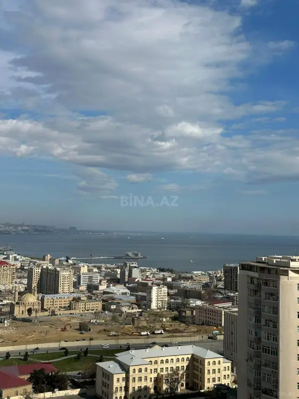 Satılır 3 otaqlı mənzil 190 m²