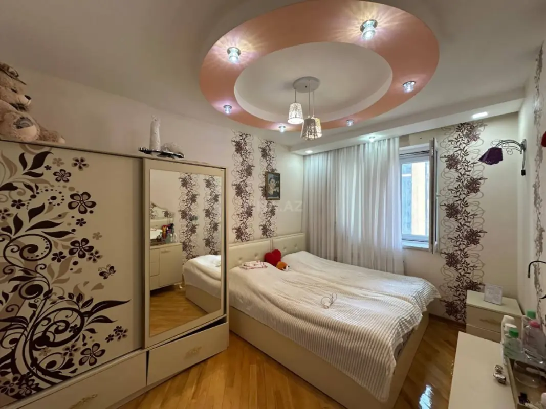 Satılır 4 otaqlı mənzil 136 m²