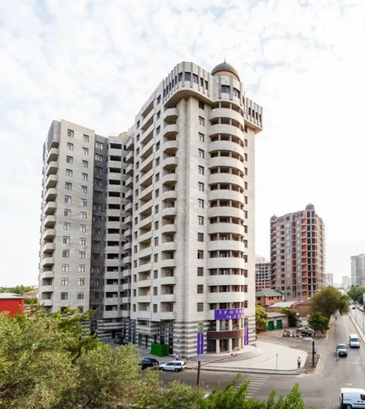 Kirayə verilir 4 otaqlı mənzil 146 m²
