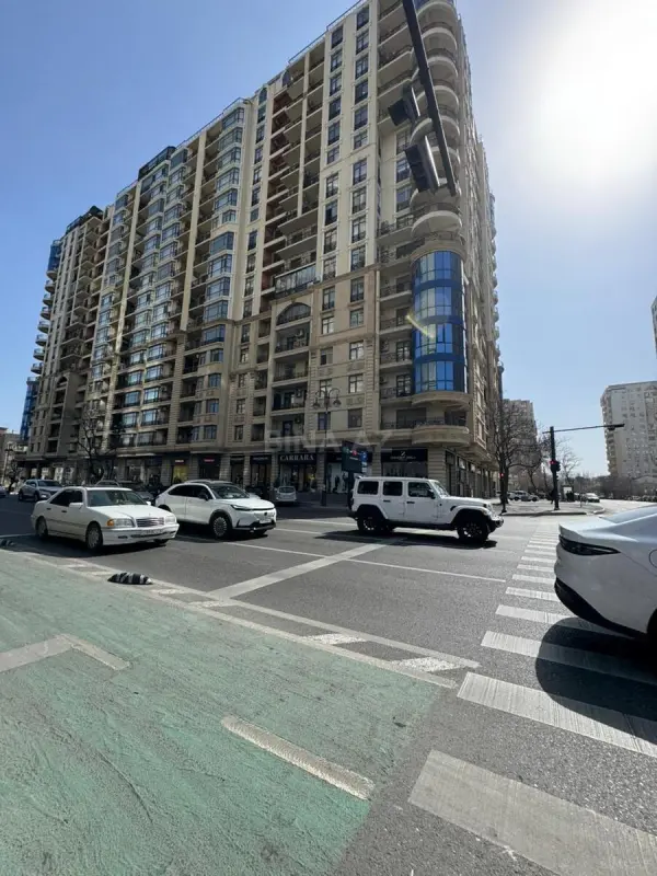 Satılır 4 otaqlı mənzil 322 m²