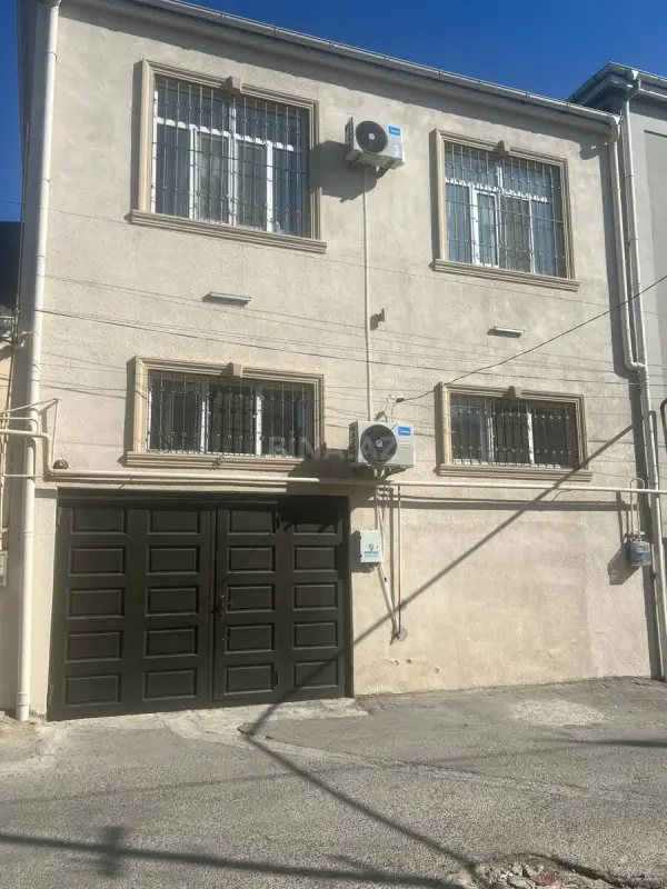 Satılır 5 otaqlı həyət evi 180 m²