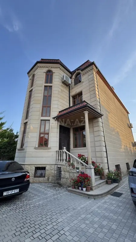 Satılır 9 otaqlı həyət evi 488 m²