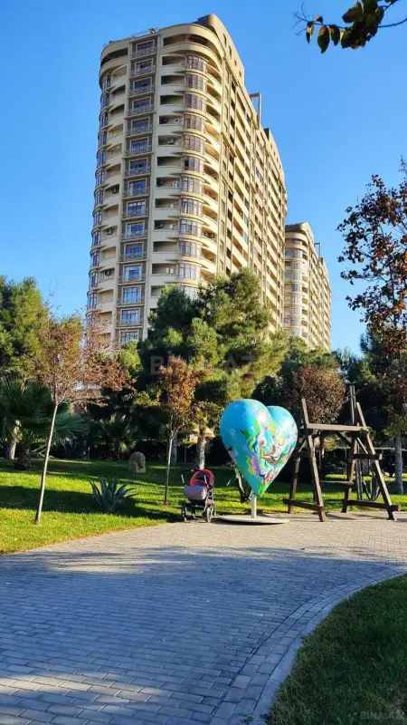 Satılır 4 otaqlı mənzil 211 m²
