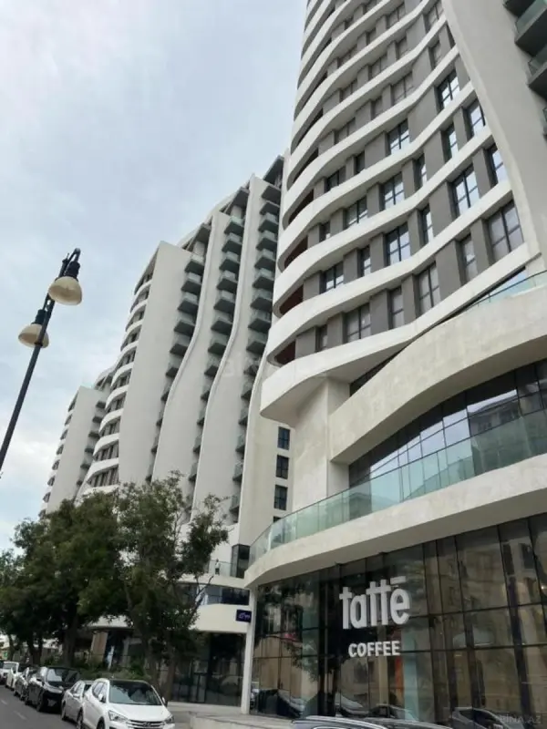 Satılır 4 otaqlı mənzil 163 m²