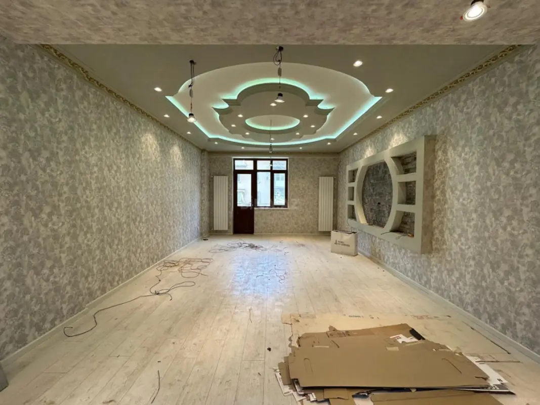Satılır 4 otaqlı mənzil 215 m²