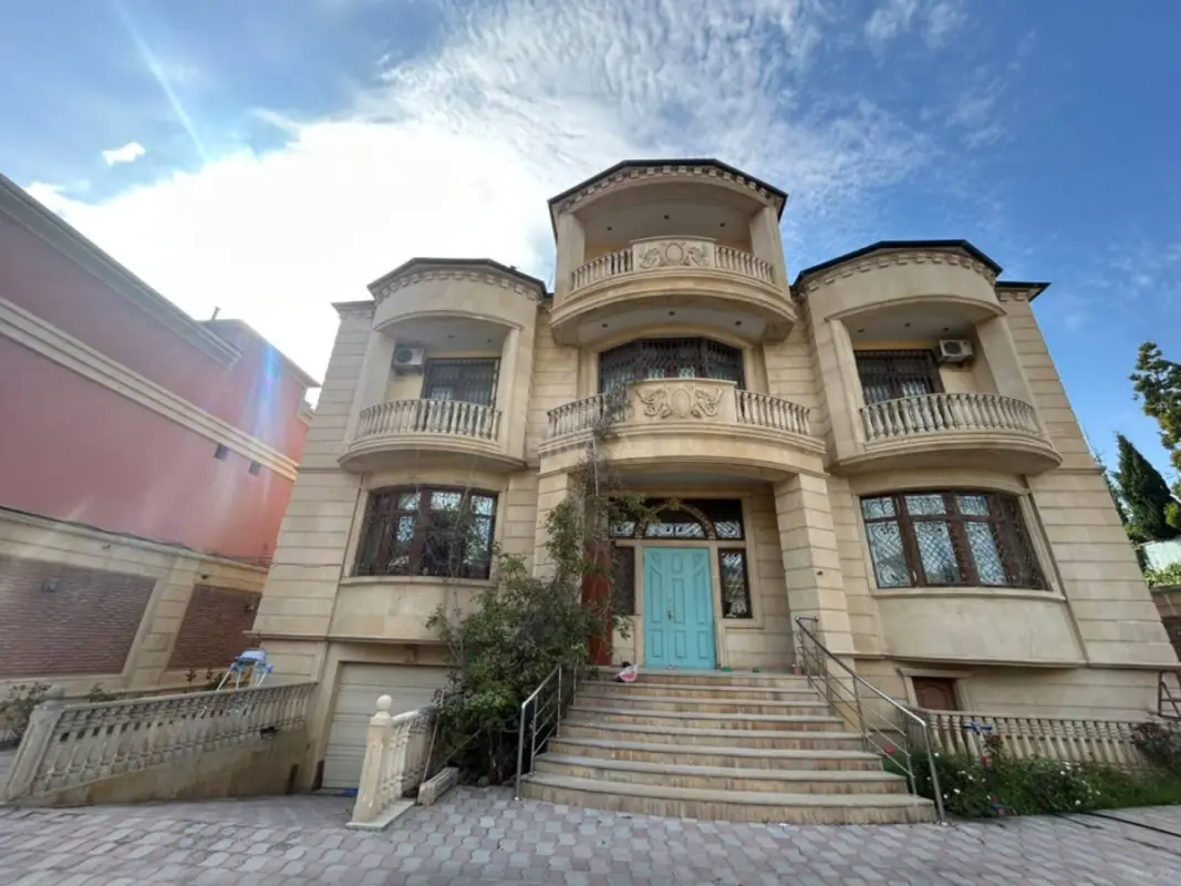 Satılır 10 otaqlı həyət evi 830 m²