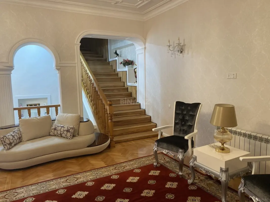 Satılır 6 otaqlı həyət evi 550 m²
