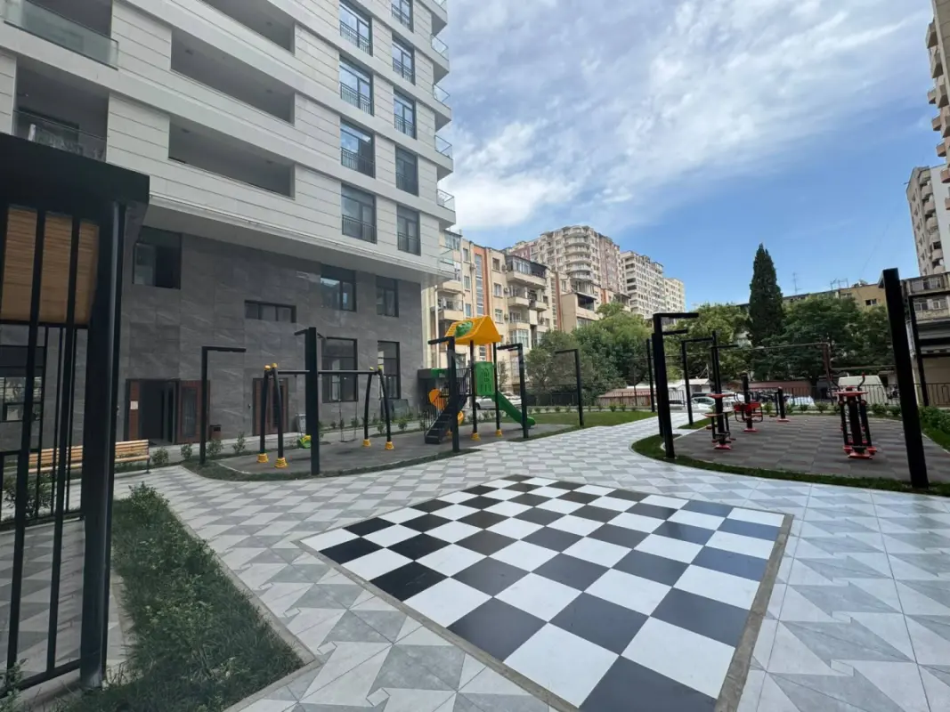 Satılır 3 otaqlı mənzil 131 m²