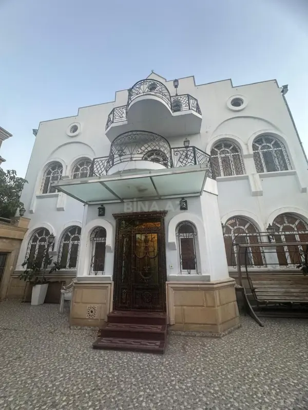 Satılır 8 otaqlı həyət evi 656 m²
