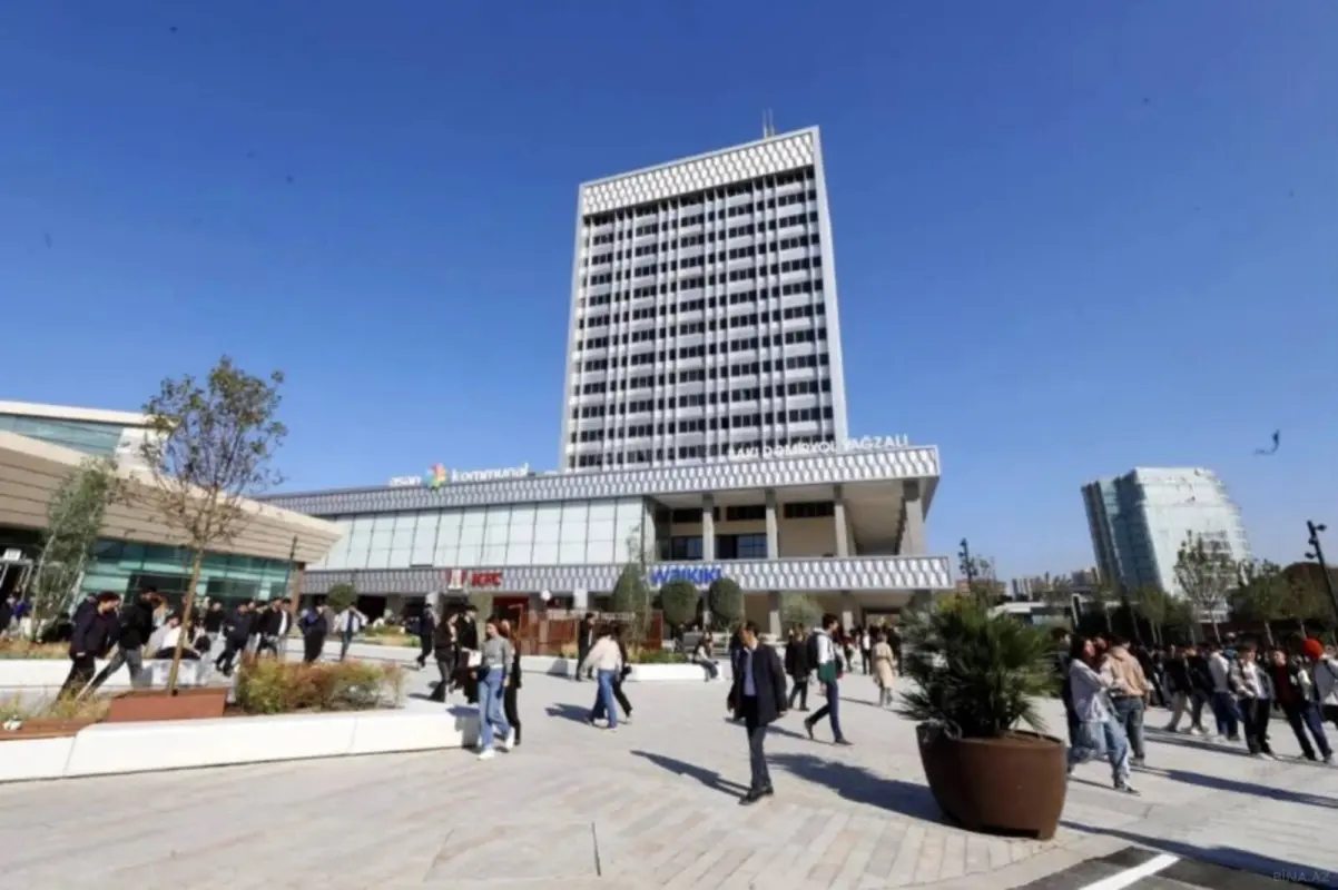 Satılır 8 otaqlı mənzil 280 m²