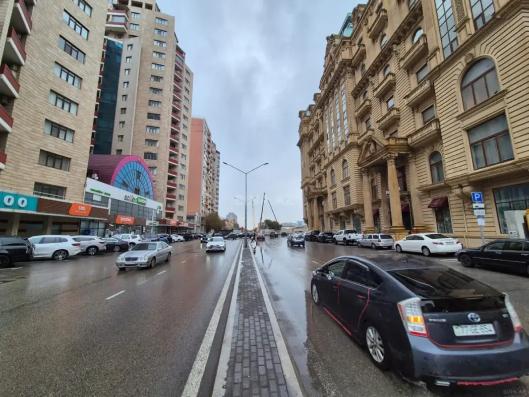 Satılır 4 otaqlı mənzil 180 m²