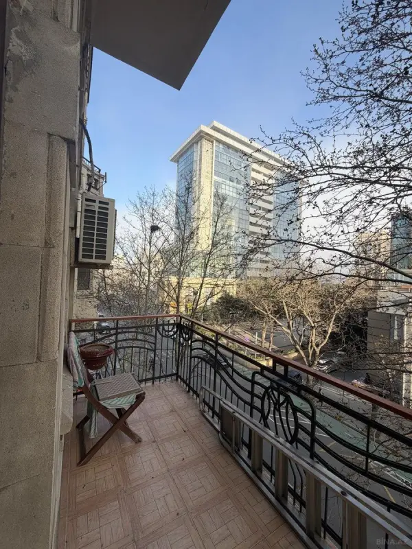 Satılır 5 otaqlı mənzil 210 m²