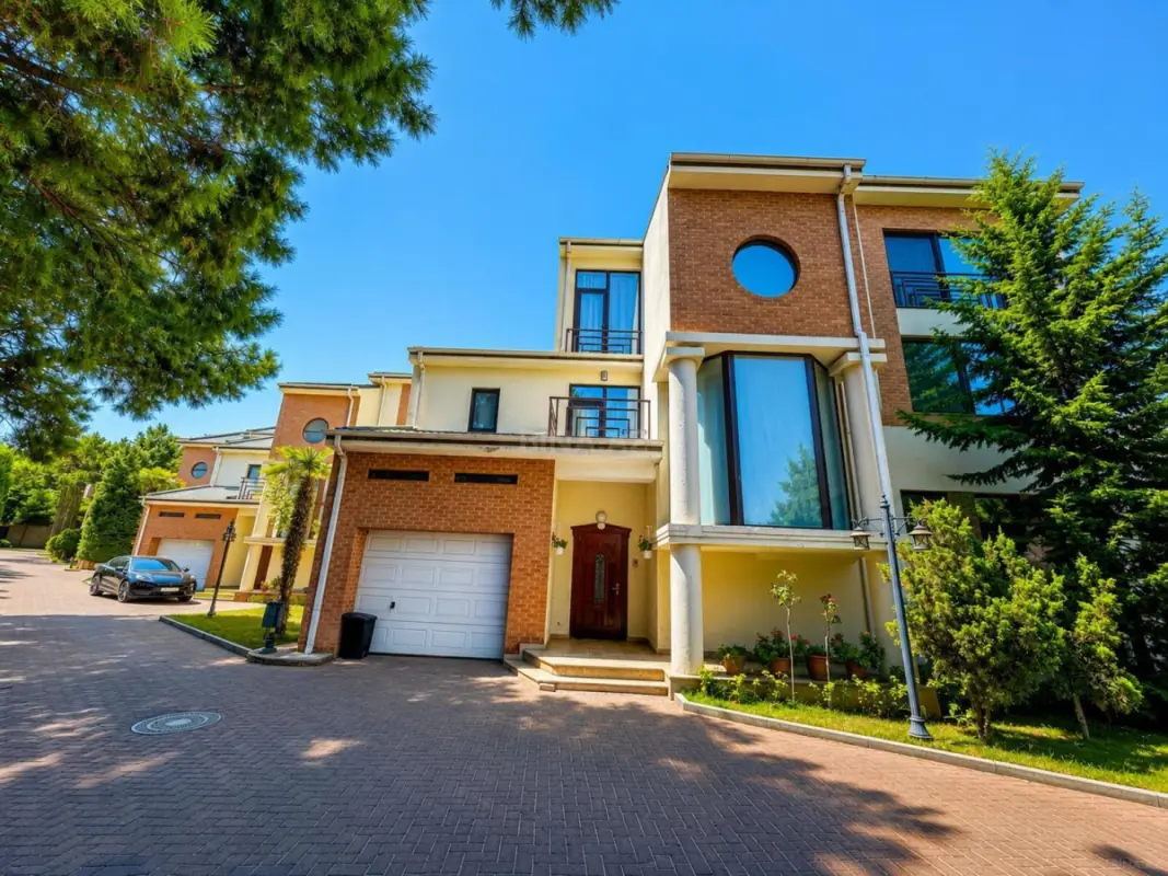 Satılır 5 otaqlı həyət evi 330 m²