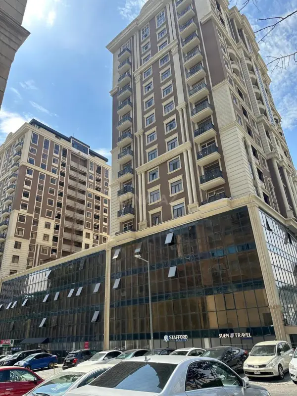 Satılır 4 otaqlı mənzil 131 m²