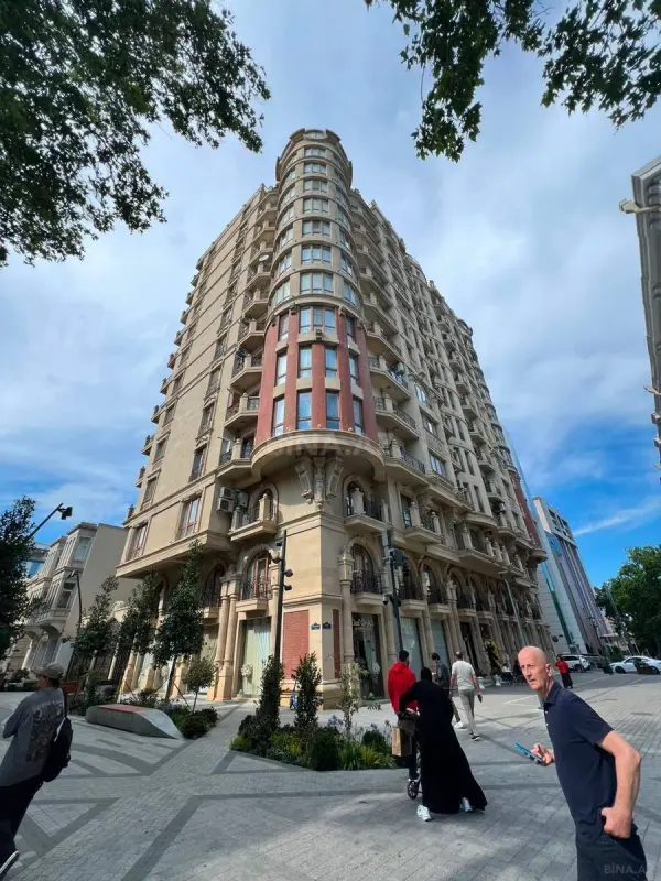 Satılır 3 otaqlı mənzil 195 m²