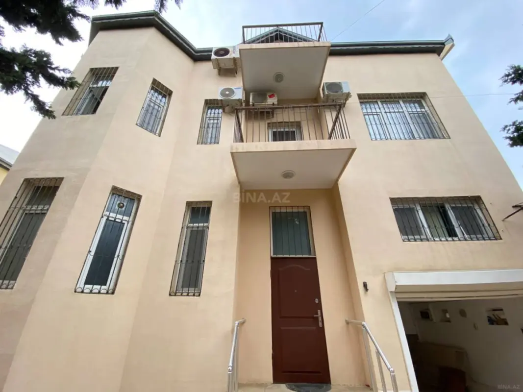 Satılır 8 otaqlı həyət evi 400 m²