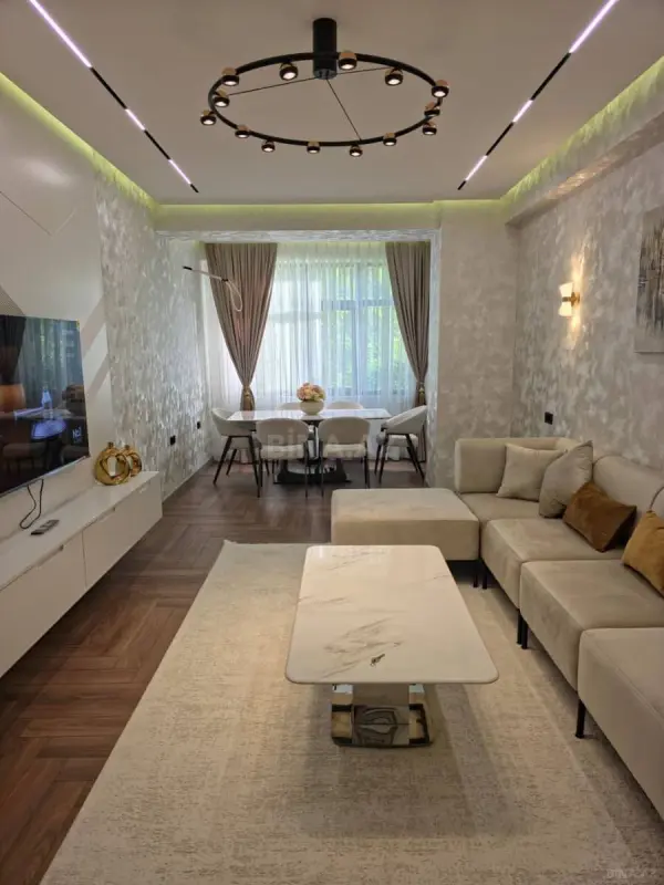 Satılır 4 otaqlı mənzil 145 m²