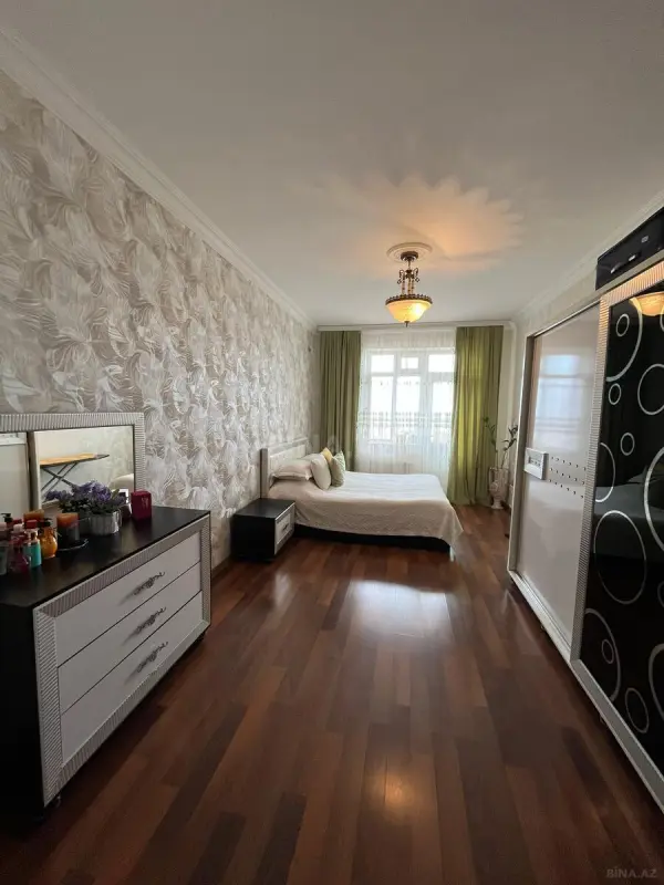 Satılır 3 otaqlı mənzil 130 m²