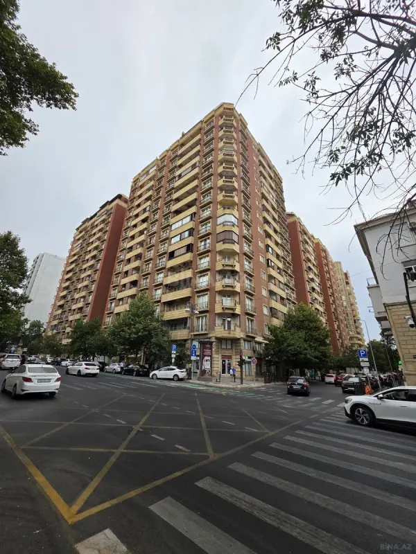 Satılır 4 otaqlı mənzil 240 m²