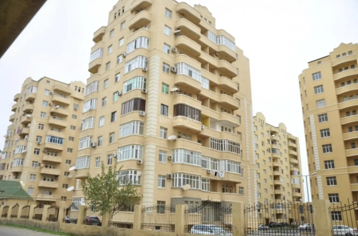 Satılır 4 otaqlı mənzil 230 m²