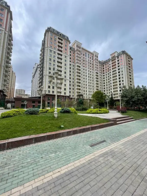 Satılır 4 otaqlı mənzil 185 m²
