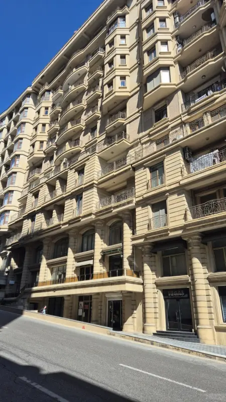 Satılır 4 otaqlı mənzil 250 m²