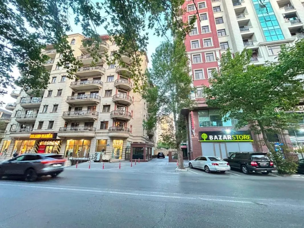 Satılır 5 otaqlı mənzil 210 m²