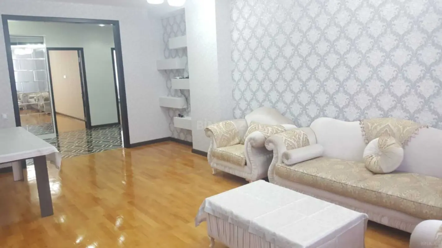 Satılır 3 otaqlı mənzil 137 m²