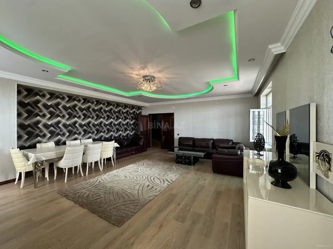Satılır 4 otaqlı mənzil 300 m²