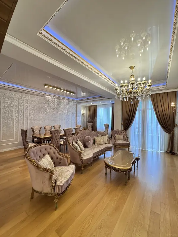 Satılır 5 otaqlı mənzil 300 m²