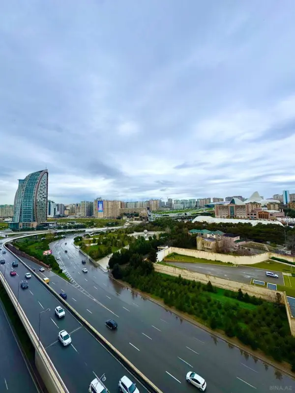 Satılır 4 otaqlı mənzil 180 m²