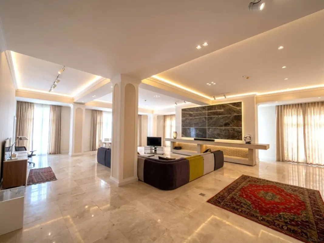 Satılır 5 otaqlı mənzil 800 m²
