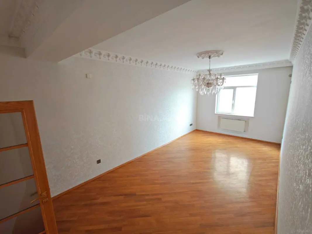 Satılır 4 otaqlı mənzil 130 m²
