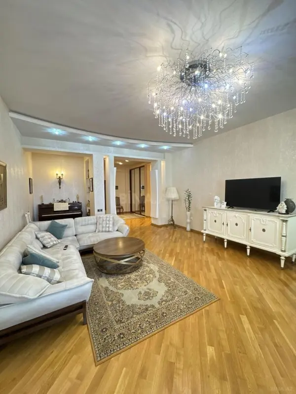Satılır 4 otaqlı mənzil 190 m²