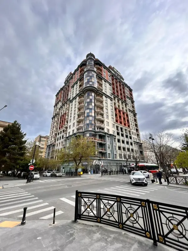 Satılır 4 otaqlı mənzil 285 m²