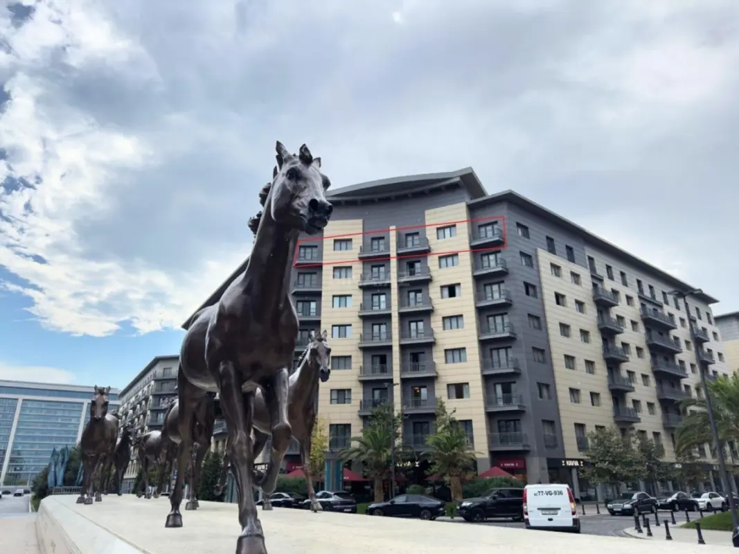 Satılır 5 otaqlı mənzil 245 m²