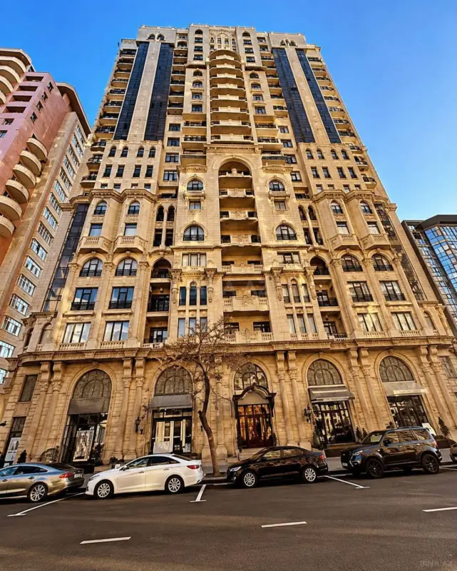 Satılır 4 otaqlı mənzil 249 m²